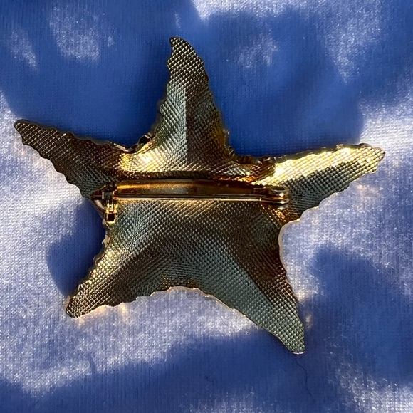 Elegant Green Starfish Brooch - Picture 2 of 4